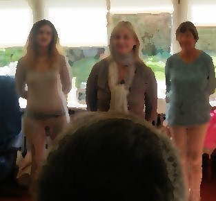 Personen bei der Aufstellungsarbeit Trainer und 4 Personen bei der Aufstellungsarbeit